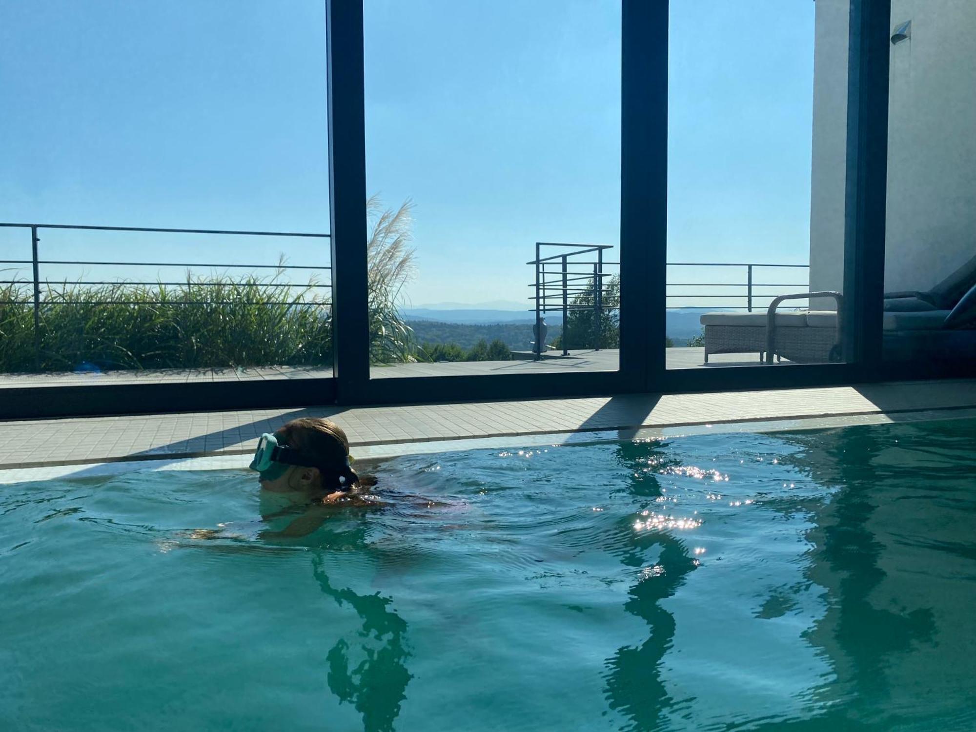 Relax With Swimming Pool And Mountain View Bukow